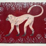 gümüş çiçek desenli bordo arka plan üzerinde bir maymun