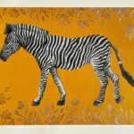 sarı bir arka plan üzerinde gümüş çiçek desenli bir zebra